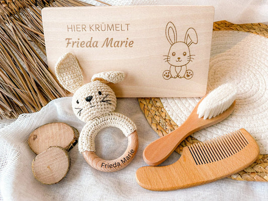 Baby Geschenkset mit Frühstücksbrett, Rassel und Haarpflegeset